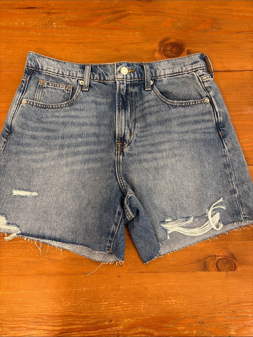 NWOT women’s Gap Midi distressed shorts size 8/30